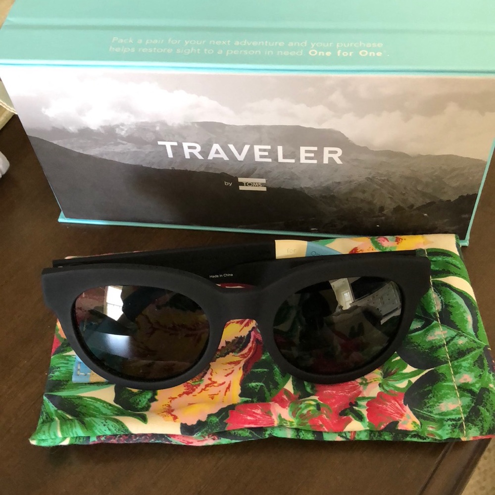 TRAVELER BY TOMS MATTE BLACK SUNGLASSES
